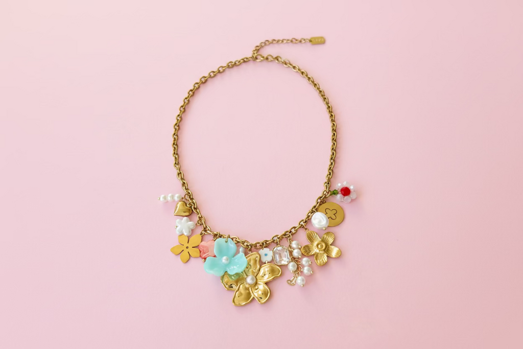 Collier April